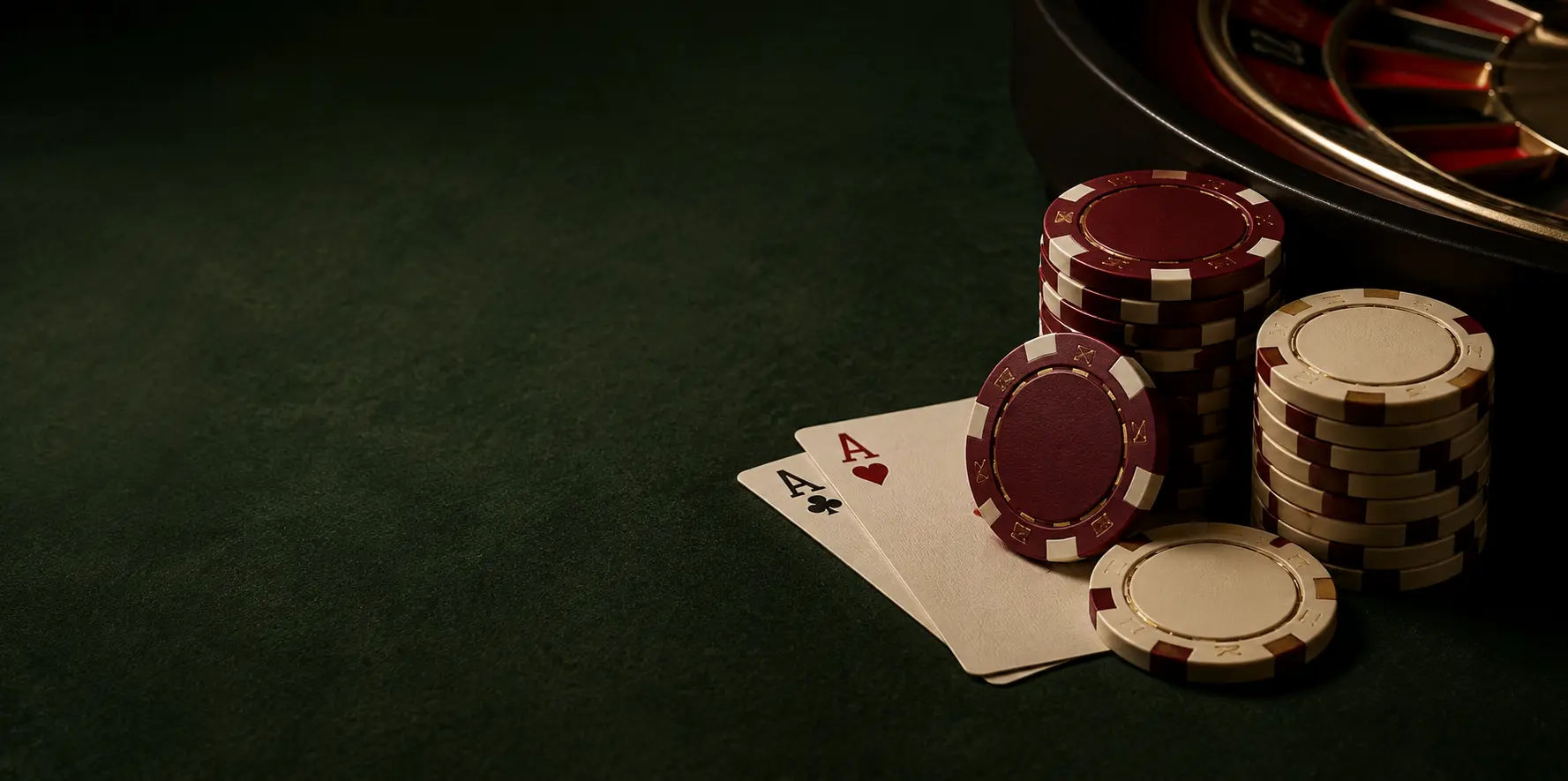 Mesa de casino elegante con fichas, cartas y ruleta